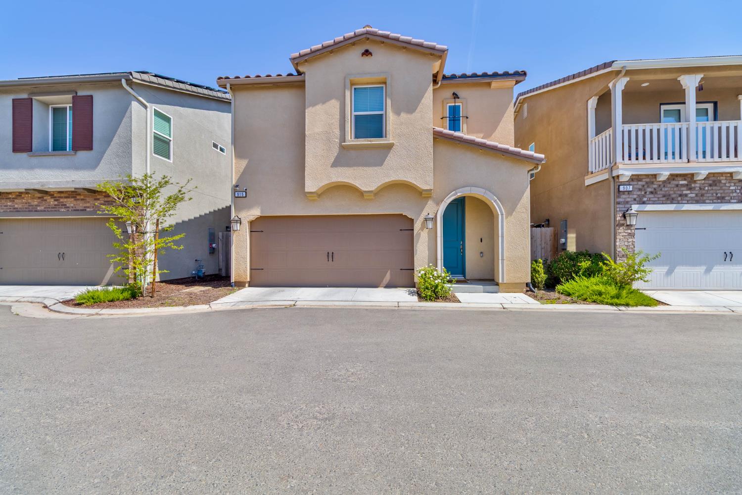 915 Winchell Way West Madera, CA 93636 - Photo 10 of 42 a front view of a house with a garden