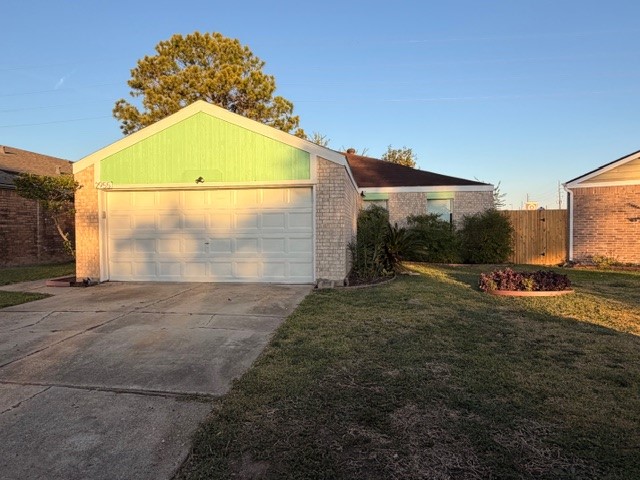2955 Shadow Trail Drive Houston, TX 77082 - Photo 2 of 19 a view of a back yard of the house
