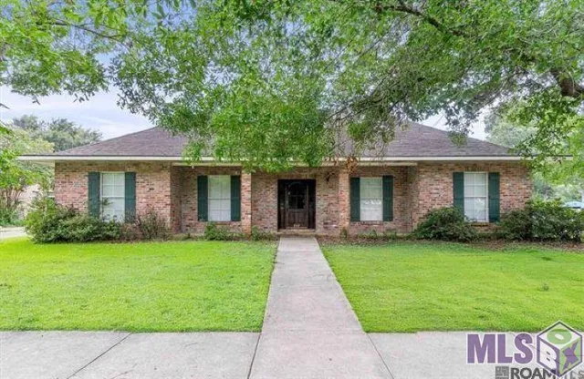 $2,500 | 822 Woodcliff Drive, Baton Rouge, LA 70815