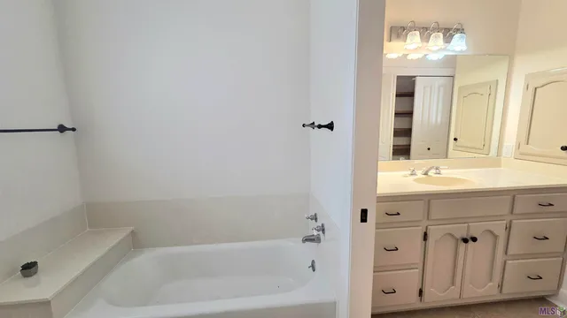 $2,500 | 822 Woodcliff Drive, Baton Rouge, LA 70815