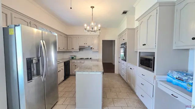 $2,500 | 822 Woodcliff Drive, Baton Rouge, LA 70815