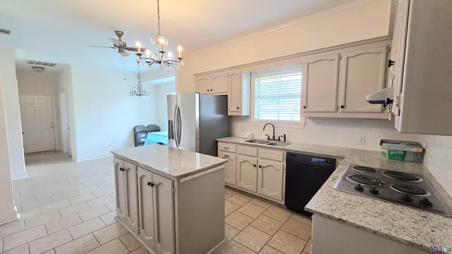 $2,500 | 822 Woodcliff Drive, Baton Rouge, LA 70815