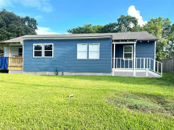 $1,300 | 1005 Avenue E 1/2, Alvin, TX 77511