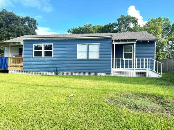 $1,400 | 1005 Avenue E 1/2, Alvin, TX 77511