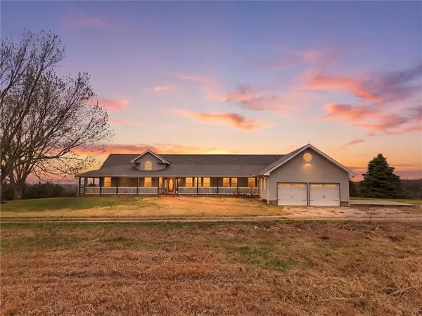 $1,690,000 | 29001 219th Street, Easton, KS 66020