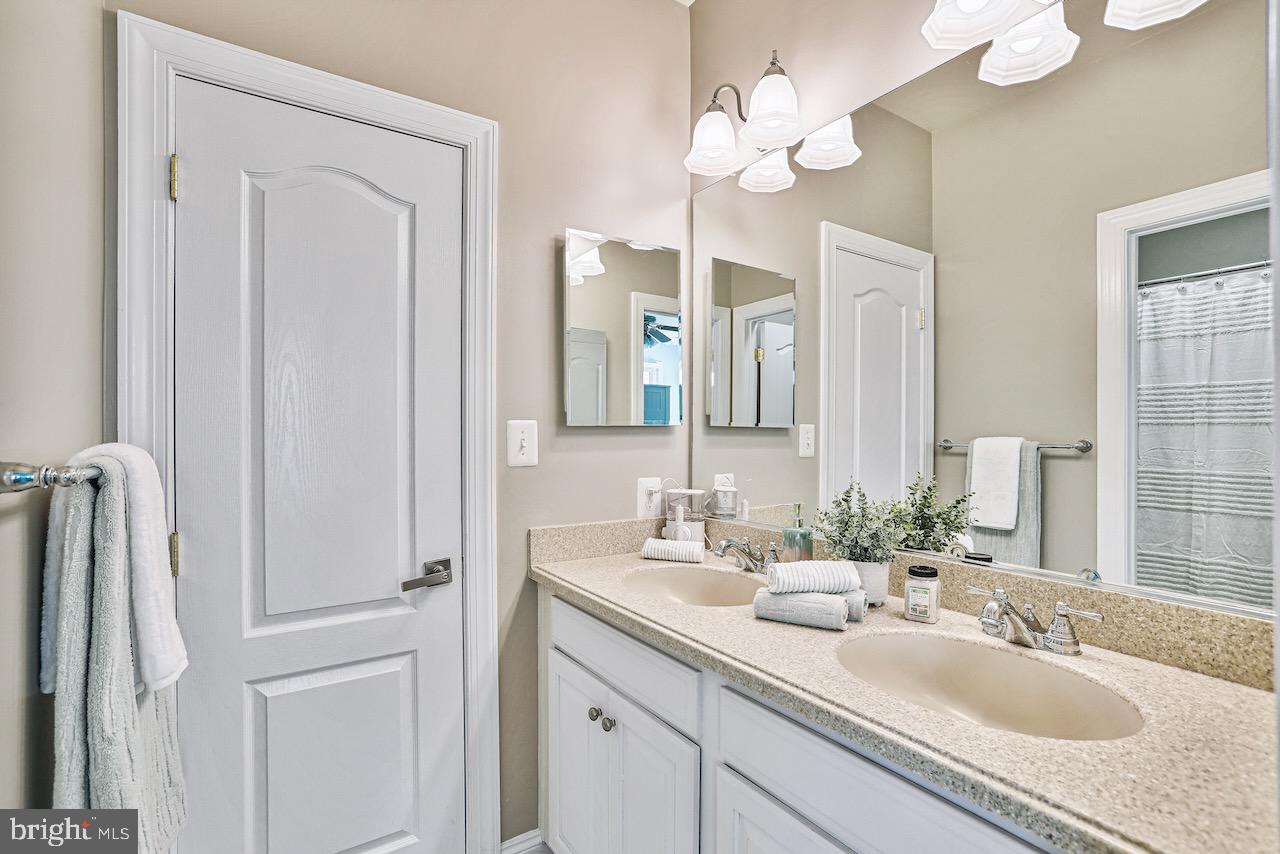 40724 Chevington Lane Leesburg, VA 20175 - Photo 23 of 52 Primary Bathroom