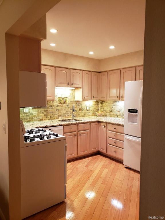 1903 Allenway Court, Unit 98 Rochester Hills, MI 48309 - Photo 21 of 27
