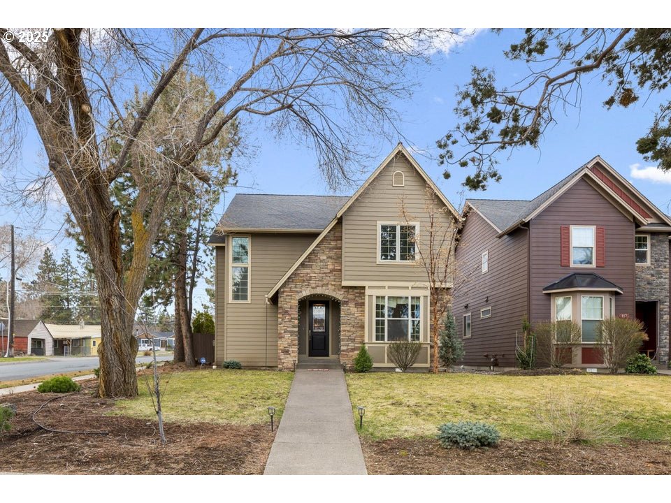 a view of a yard in front of a house