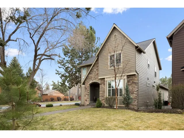 a view of a yard in front of a house