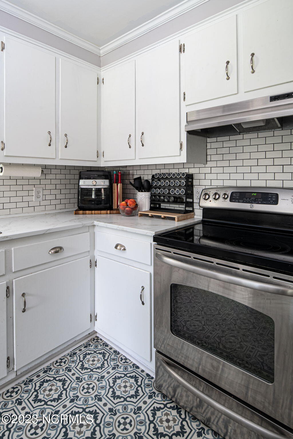 404 Rodmans Road Washington, NC 27889 - Photo 8 of 29 Tile backsplash