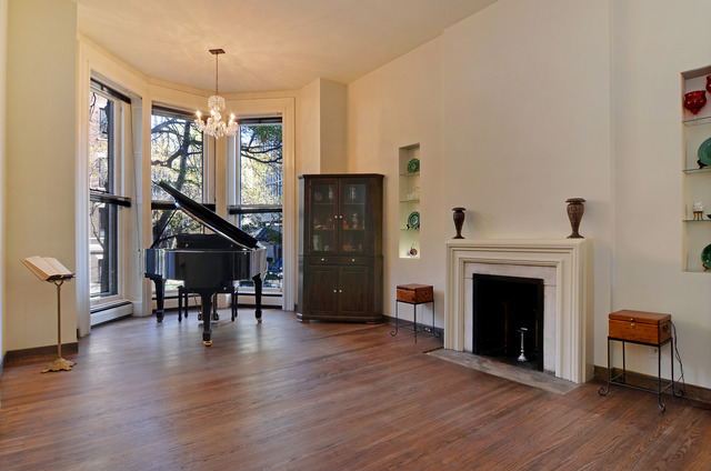 Undisclosed Address Chicago, IL 60610 - Photo 11 of 18 a living room with furniture and a fireplace