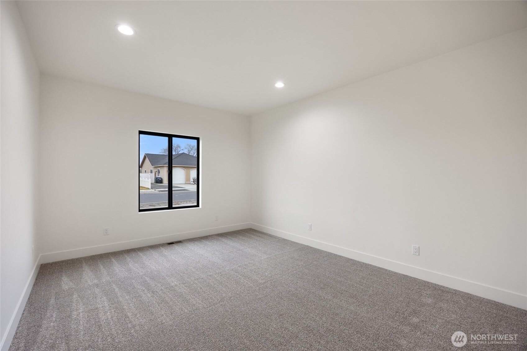 501 Sand Dune Road Moses Lake, WA 98837 - Photo 25 of 38 an empty room with a window