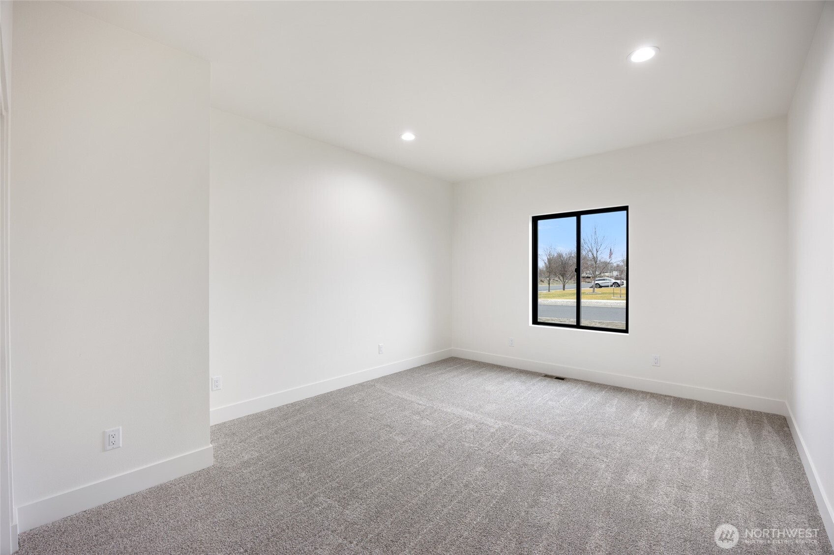 501 Sand Dune Road Moses Lake, WA 98837 - Photo 26 of 38 an empty room with a window