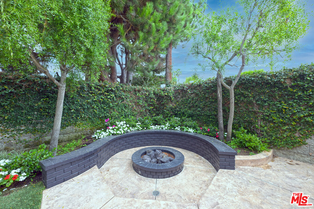 7861 West 80th Street Playa del Rey, CA 90293 - Photo 21 of 42 a view of an outdoor space with a patio