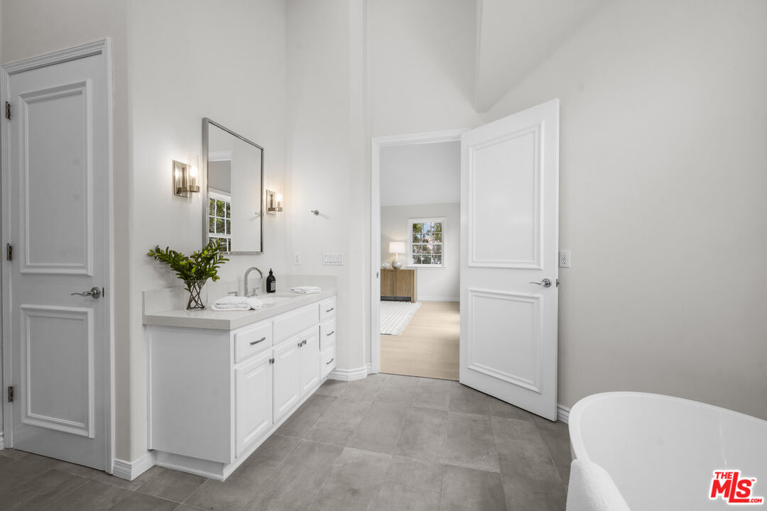 7861 West 80th Street Playa del Rey, CA 90293 - Photo 27 of 42 a bathroom with a bathtub sink and toilet
