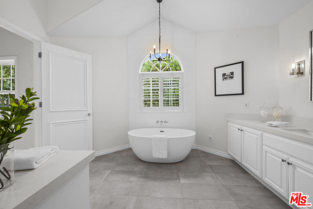 7861 West 80th Street Playa del Rey, CA 90293 - Photo 29 of 42 a spacious bathroom with a bathtub sink and mirror