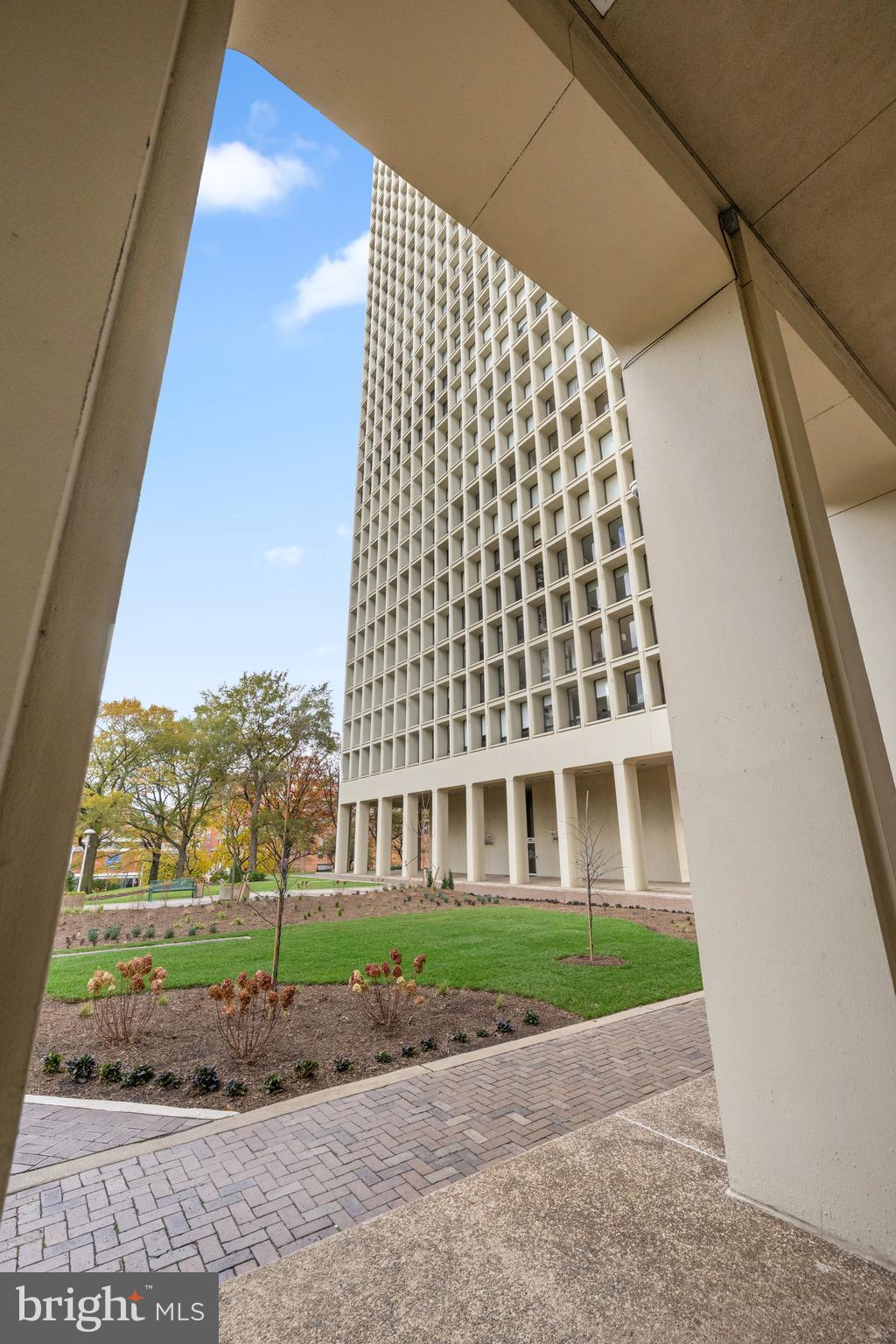 200 Locust Street, Unit 10GN Philadelphia, PA 19106 - Photo 23 of 28 a view of building with yard