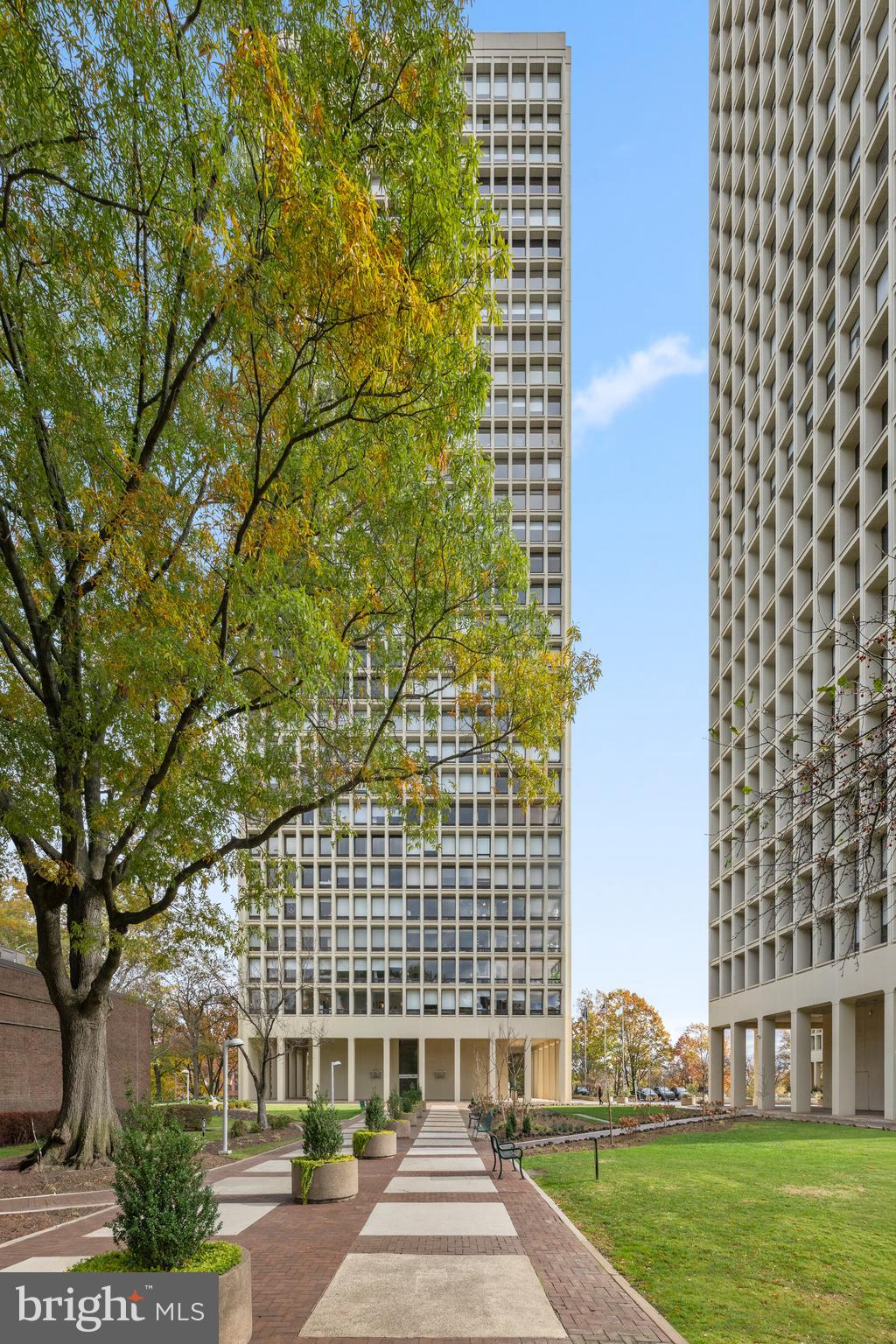 200 Locust Street, Unit 10GN Philadelphia, PA 19106 - Photo 3 of 28 a front view of a building