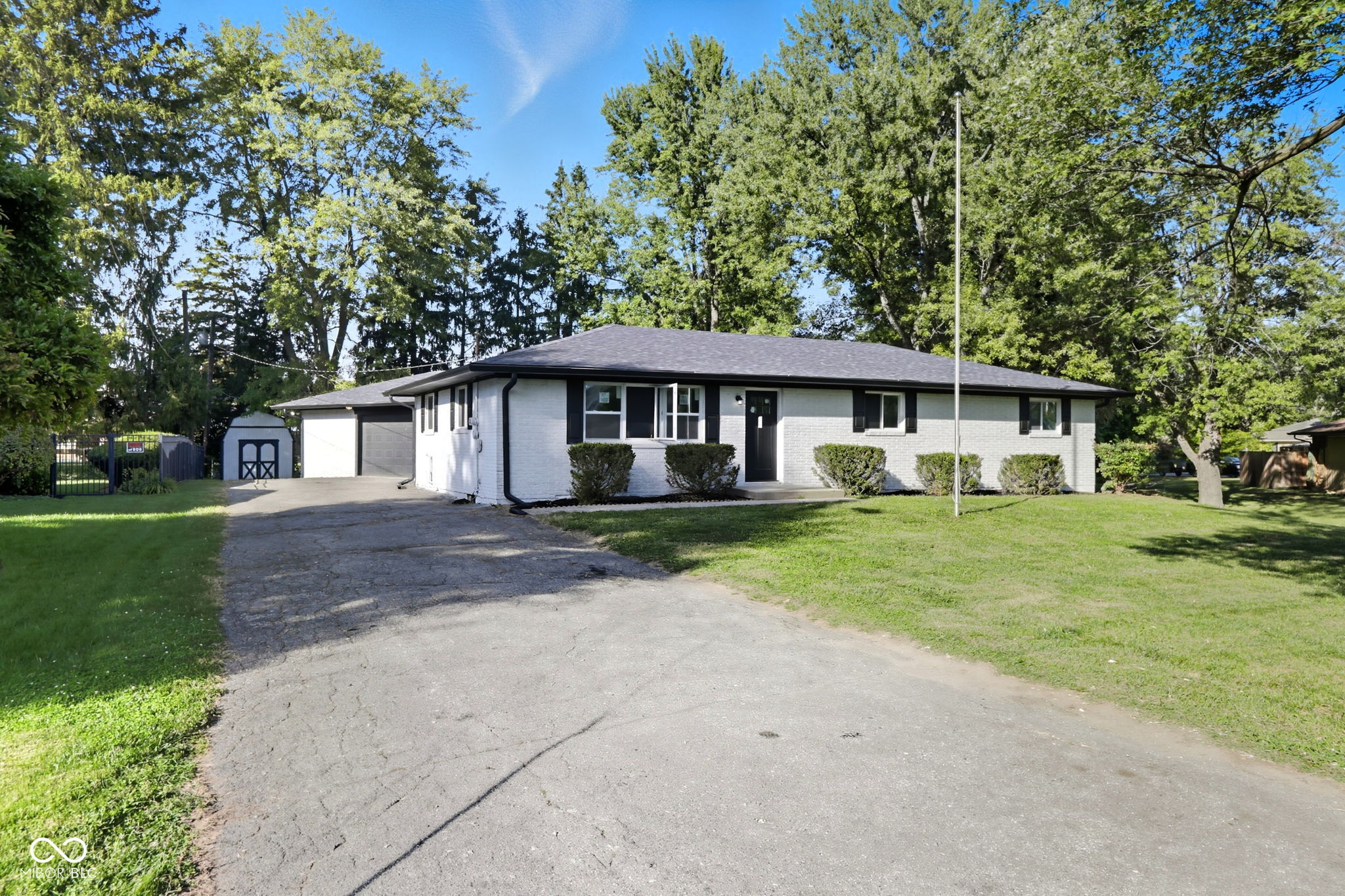 402 West Banta Road Indianapolis, IN 46217 - Photo 2 of 39