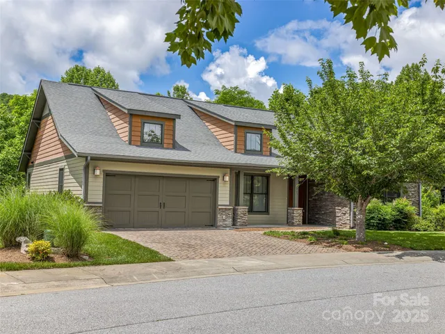 $899,000 | 207 Hogans View Circle, Hendersonville, NC 28739