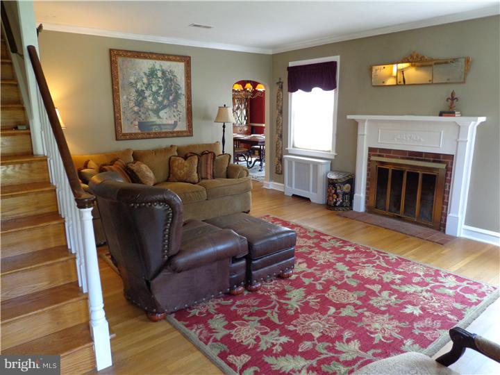 330 South Trooper Road Norristown, PA 19403 - Photo 4 of 24 Living Room