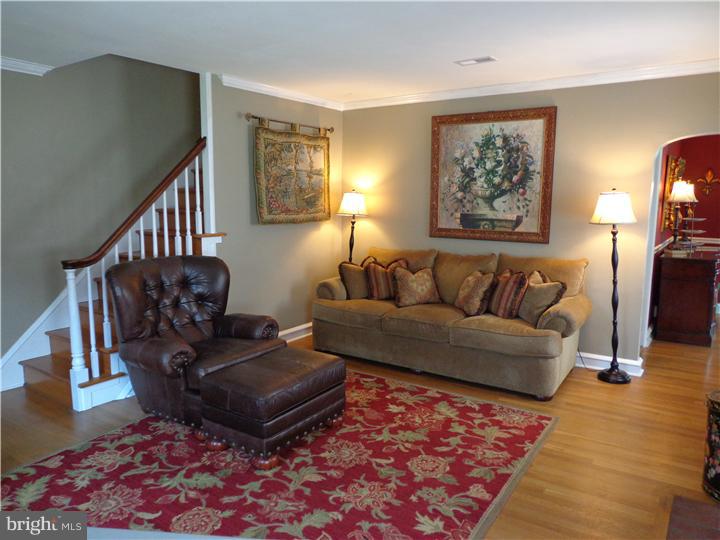 330 South Trooper Road Norristown, PA 19403 - Photo 5 of 24 Living Room