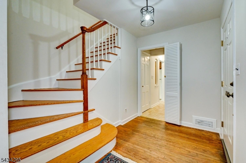328 Plymouth Road Union, NJ 07083 - Photo 4 of 32