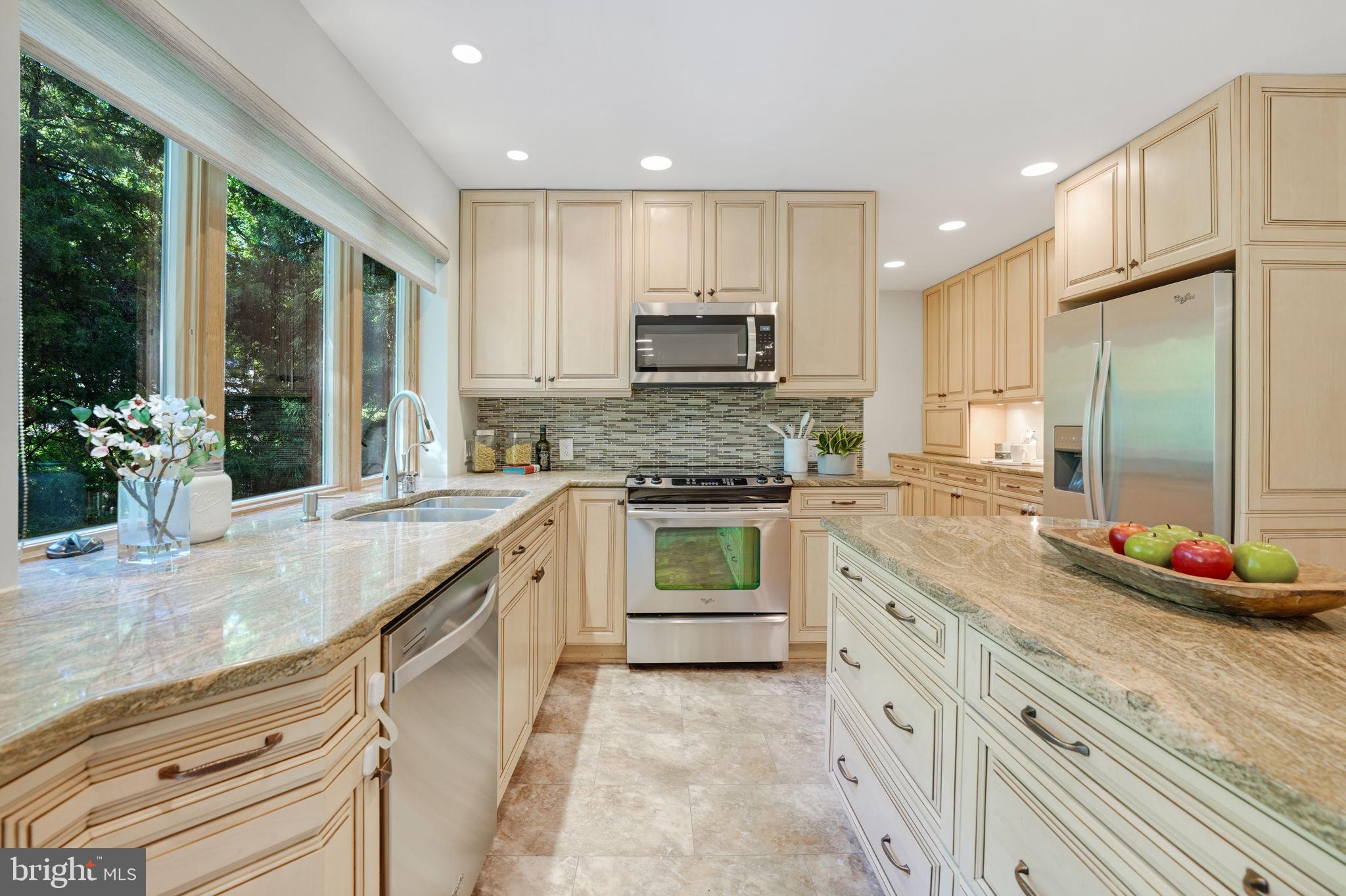 11615 Quail Ridge Court Reston, VA 20194 - Photo 6 of 64 Kitchen with stainless steel appliances