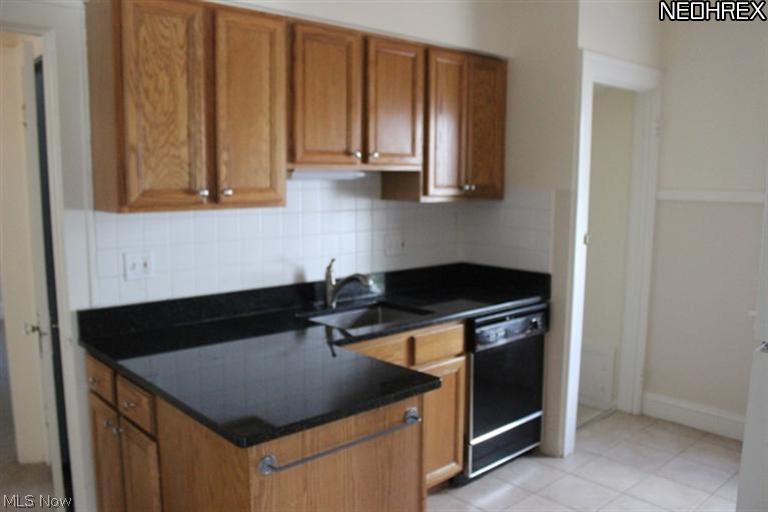 2252 Barrington Road Cleveland, OH 44118 - Photo 8 of 25