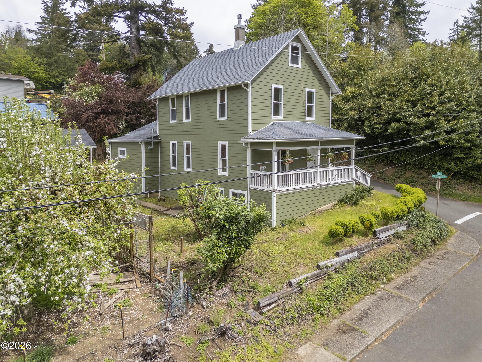 492 Southeast 3rd Street Toledo, OR 97391 - Photo 3 of 62 2