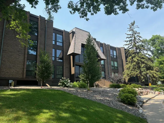$199,900 | 6075 Lincoln Drive, Unit 201, Edina, MN 55436