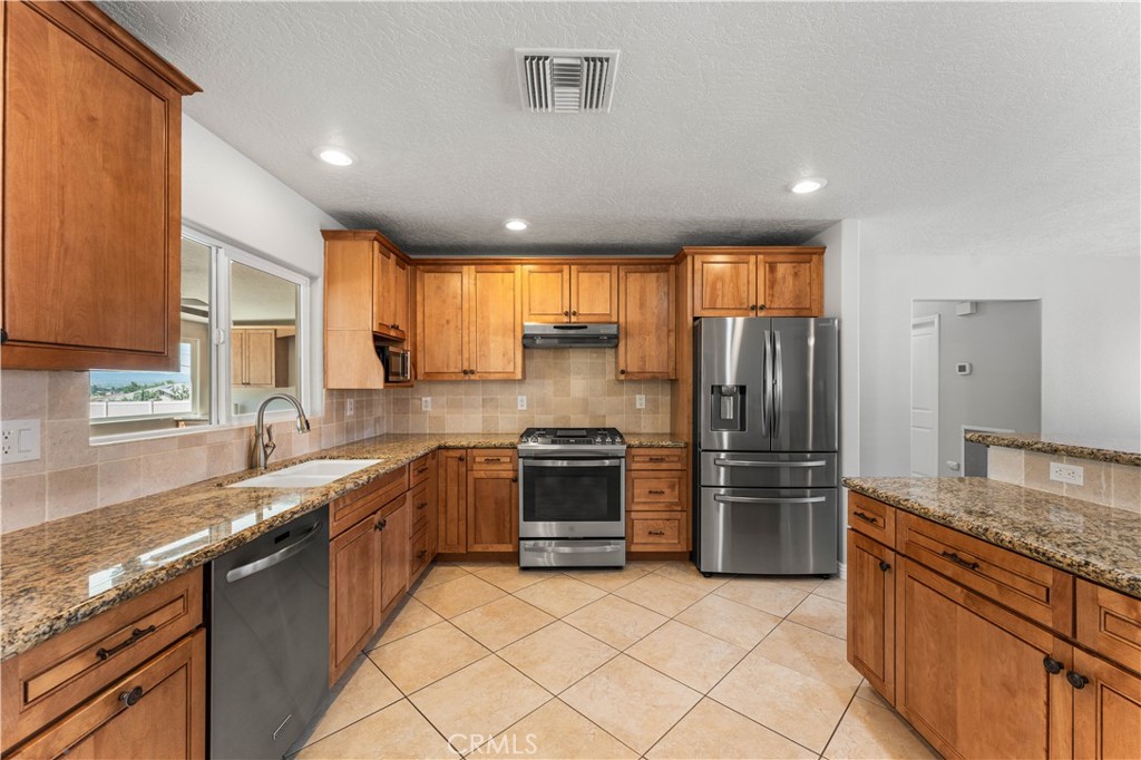 16311 Nosoni Road Apple Valley, CA 92307 - Photo 5 of 44