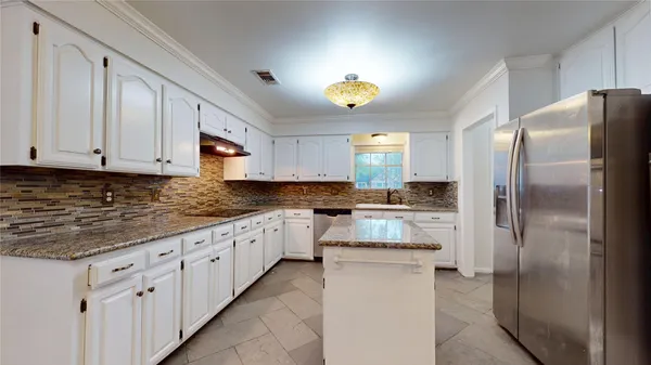 $2,900 | 347 Forest Lake Drive, Seabrook, TX 77586