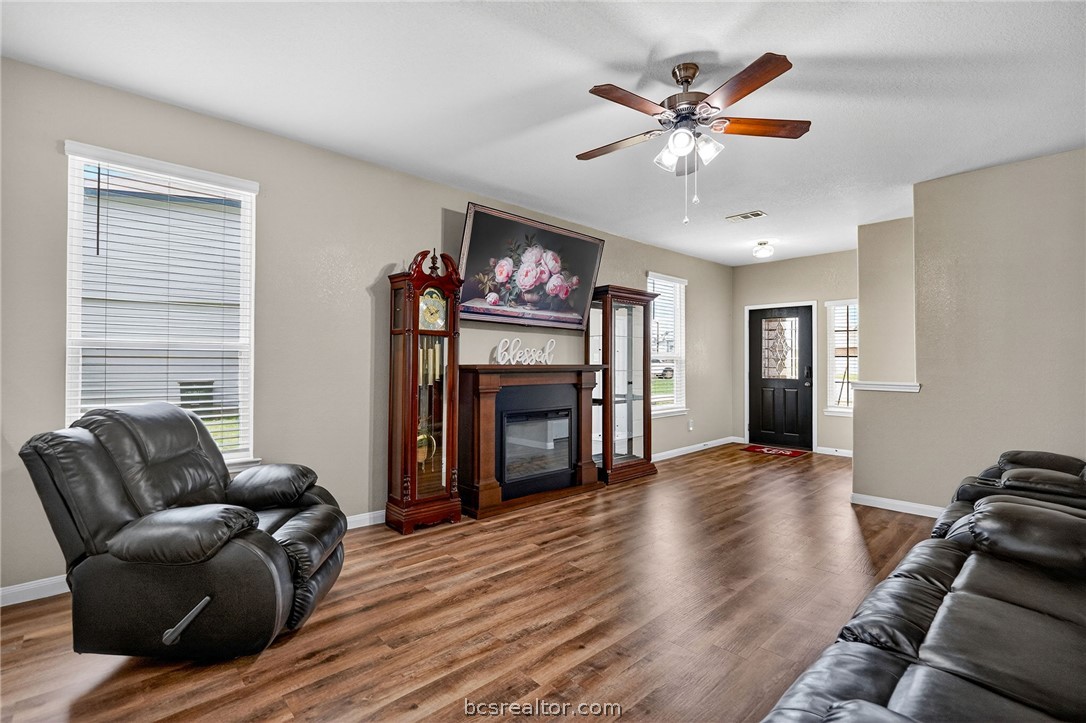 4718 Milagro Loop Bryan, TX 77807 - Photo 4 of 39
