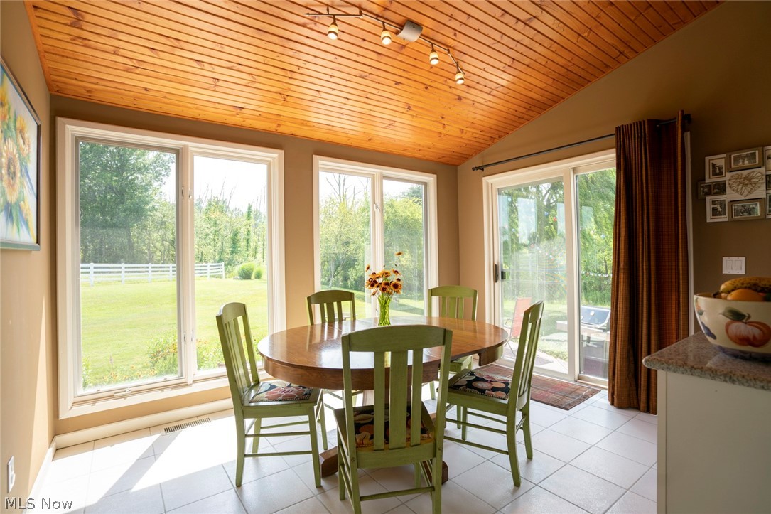 2280 Ridgewood Road Medina, OH 44256 - Photo 15 of 34 Eating Area