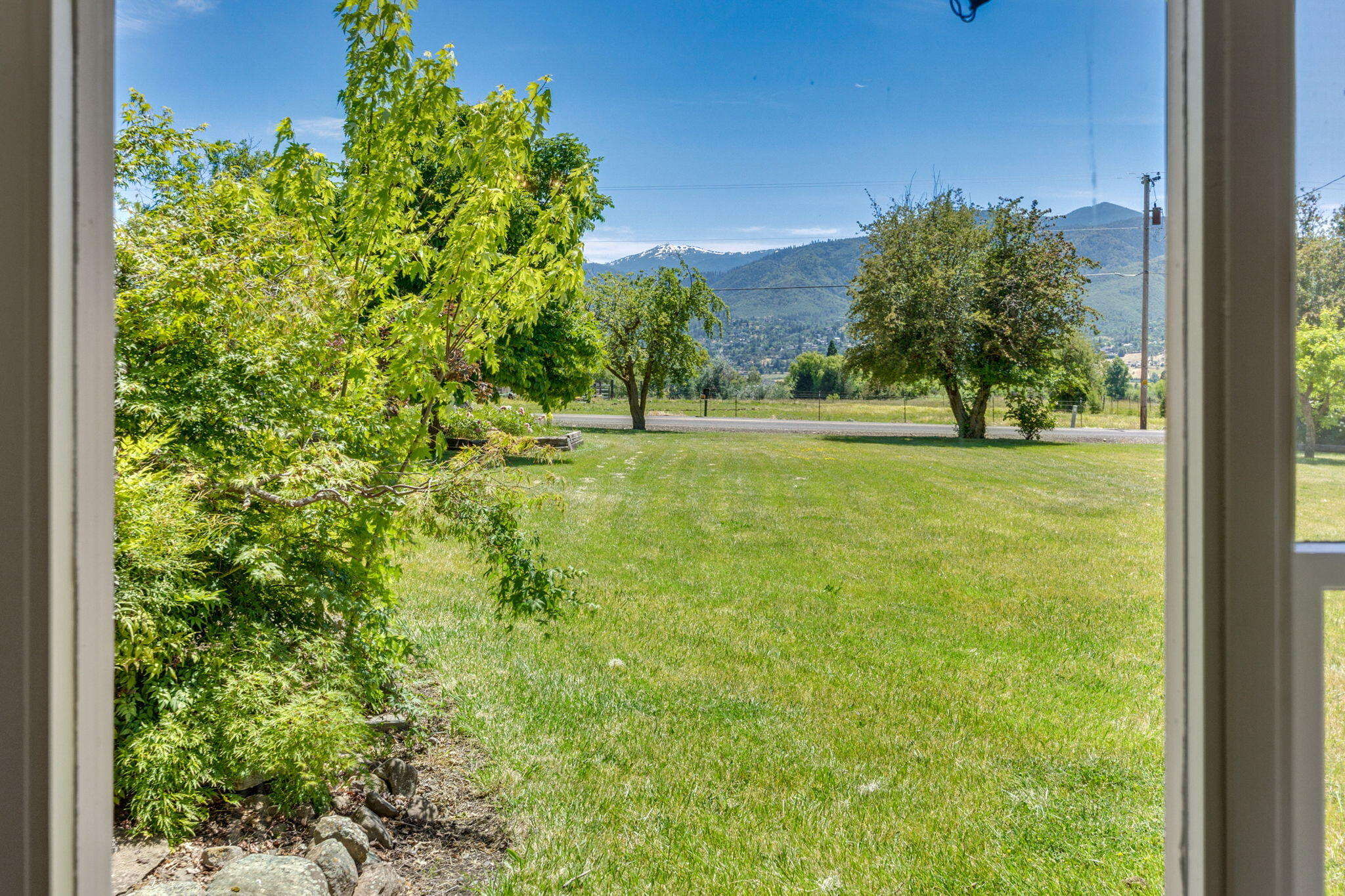 737 East Valley View Road Ashland, OR 97520 - Photo 14 of 63 ApxEVV (43)