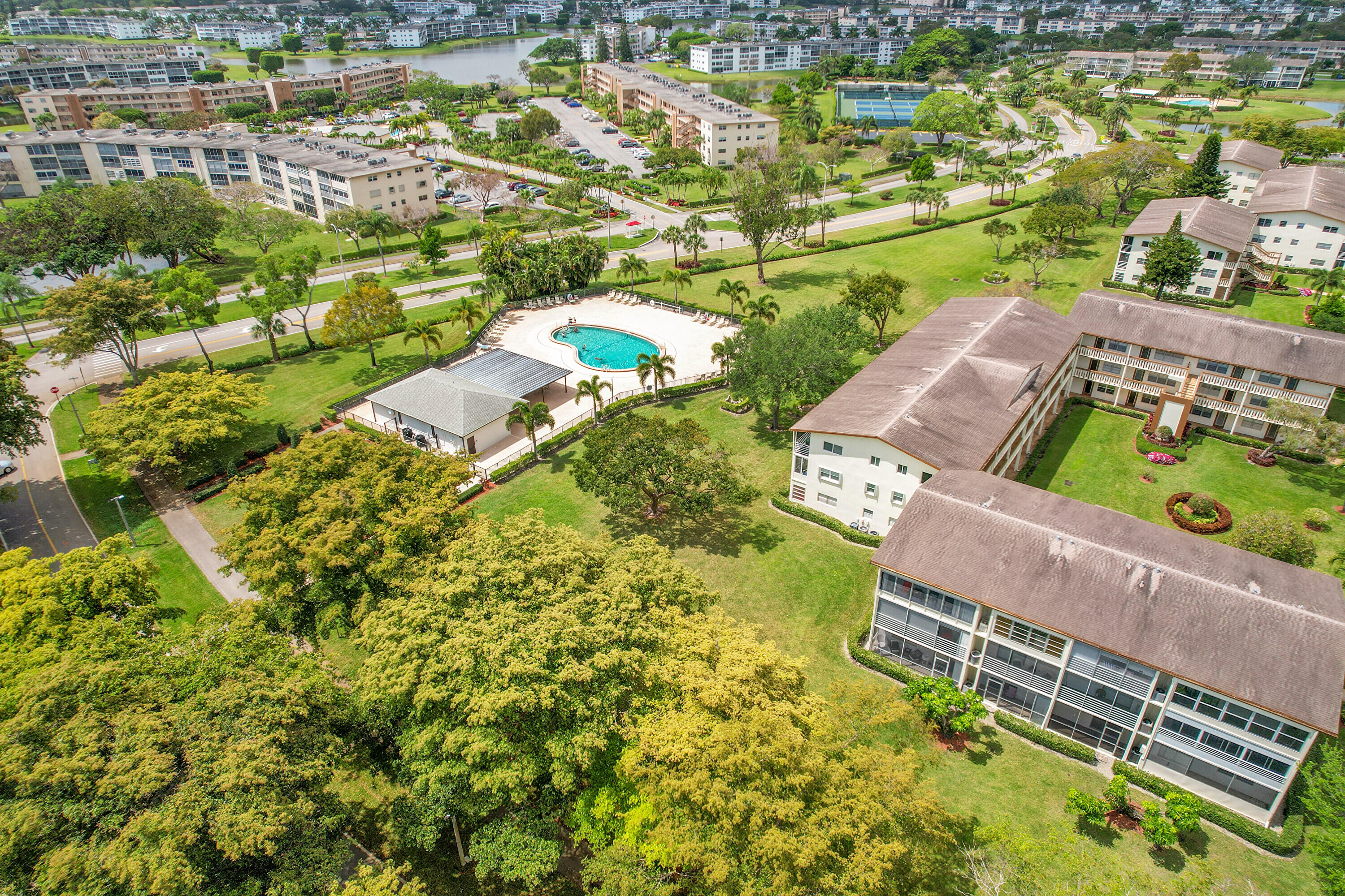 383 Mansfield Drive, Unit J Boca Raton, FL 33434 - Photo 15 of 37 Pool