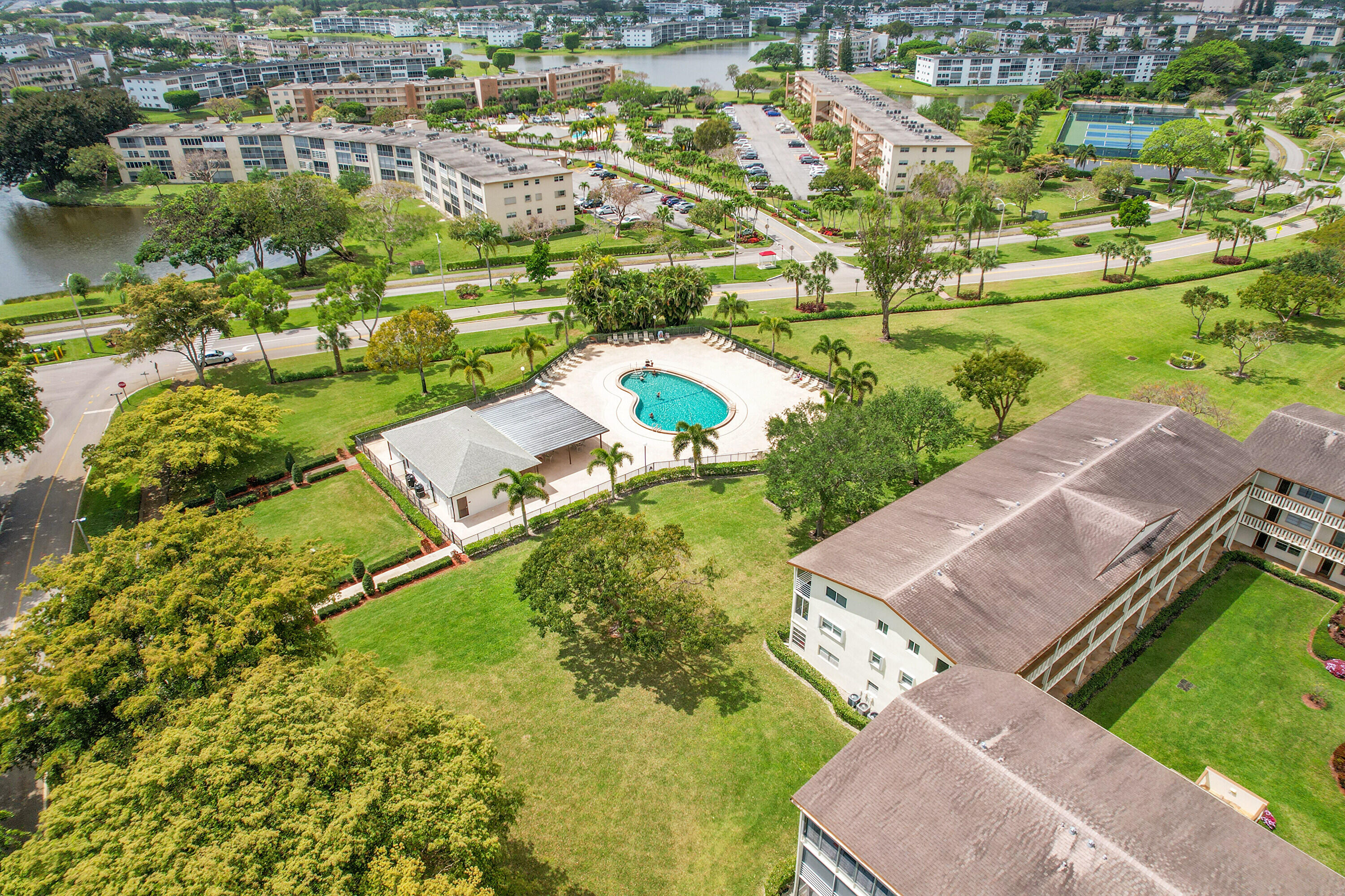 383 Mansfield Drive, Unit J Boca Raton, FL 33434 - Photo 3 of 37 Pool & Patio