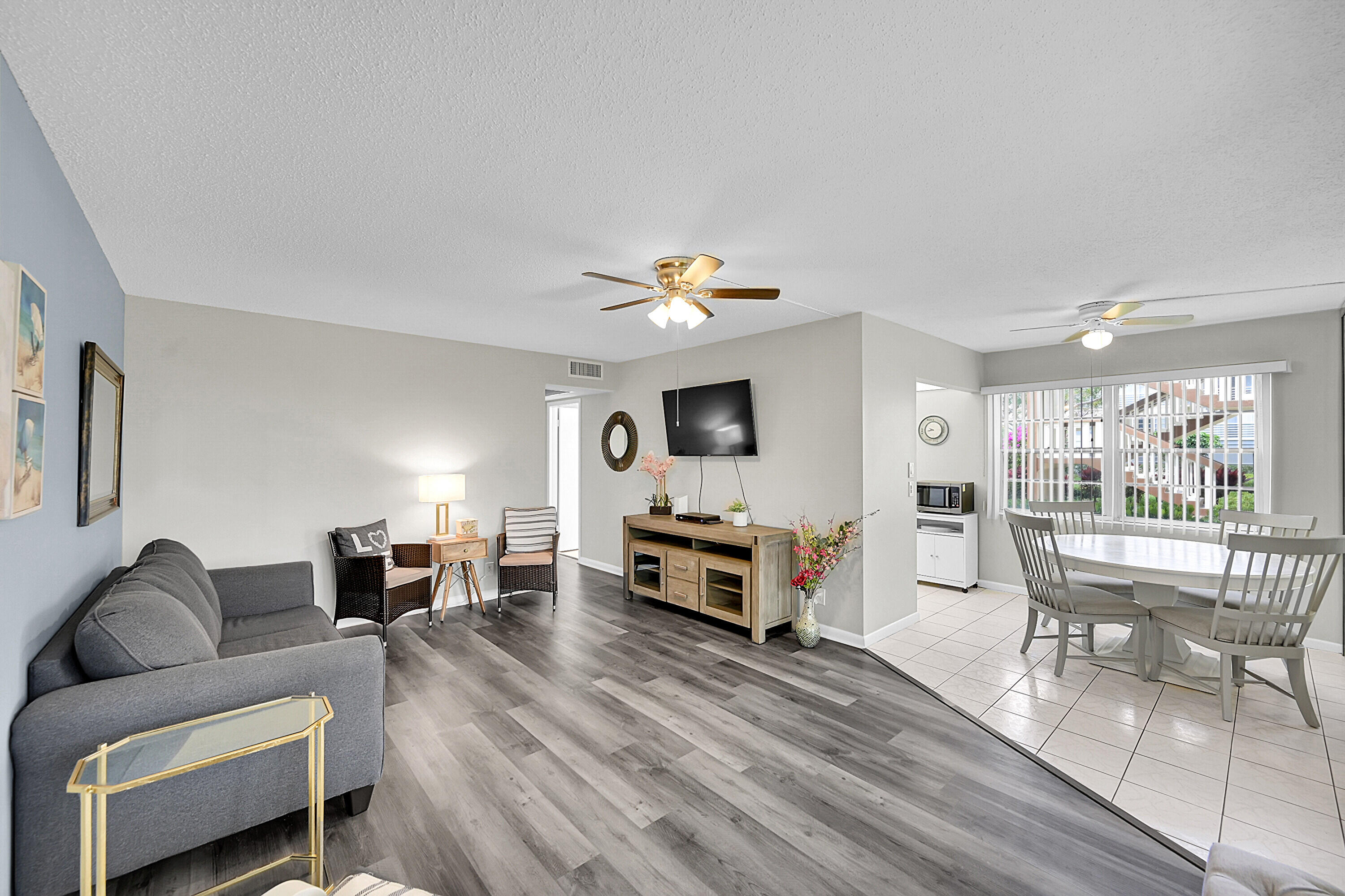 383 Mansfield Drive, Unit J Boca Raton, FL 33434 - Photo 5 of 37 Living Room
