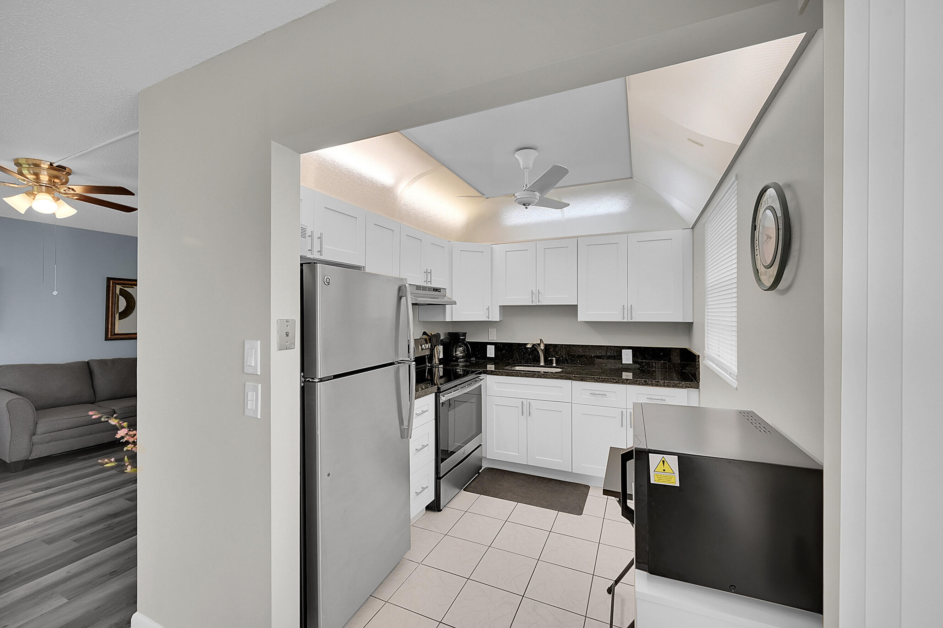 383 Mansfield Drive, Unit J Boca Raton, FL 33434 - Photo 7 of 37 Kitchen