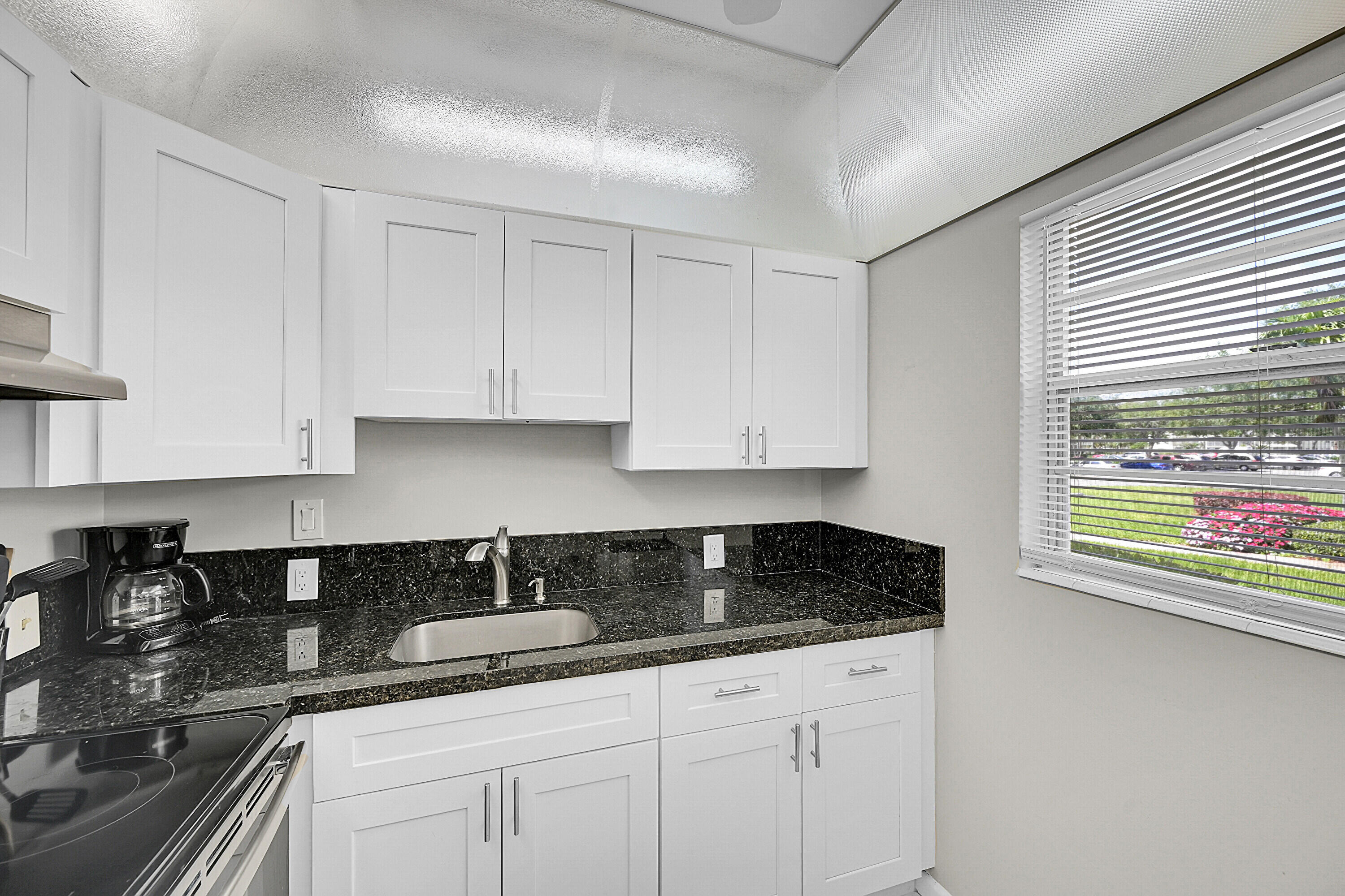 383 Mansfield Drive, Unit J Boca Raton, FL 33434 - Photo 8 of 37 Kitchen