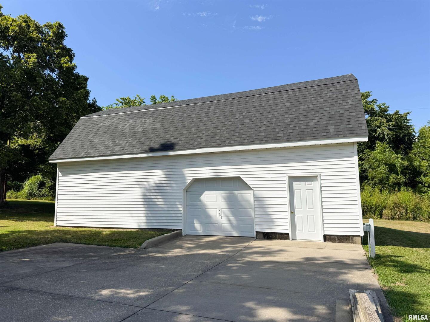 2885 State Route 146 Anna, IL 62906 - Photo 21 of 46 a front view of a house with a yard and garage