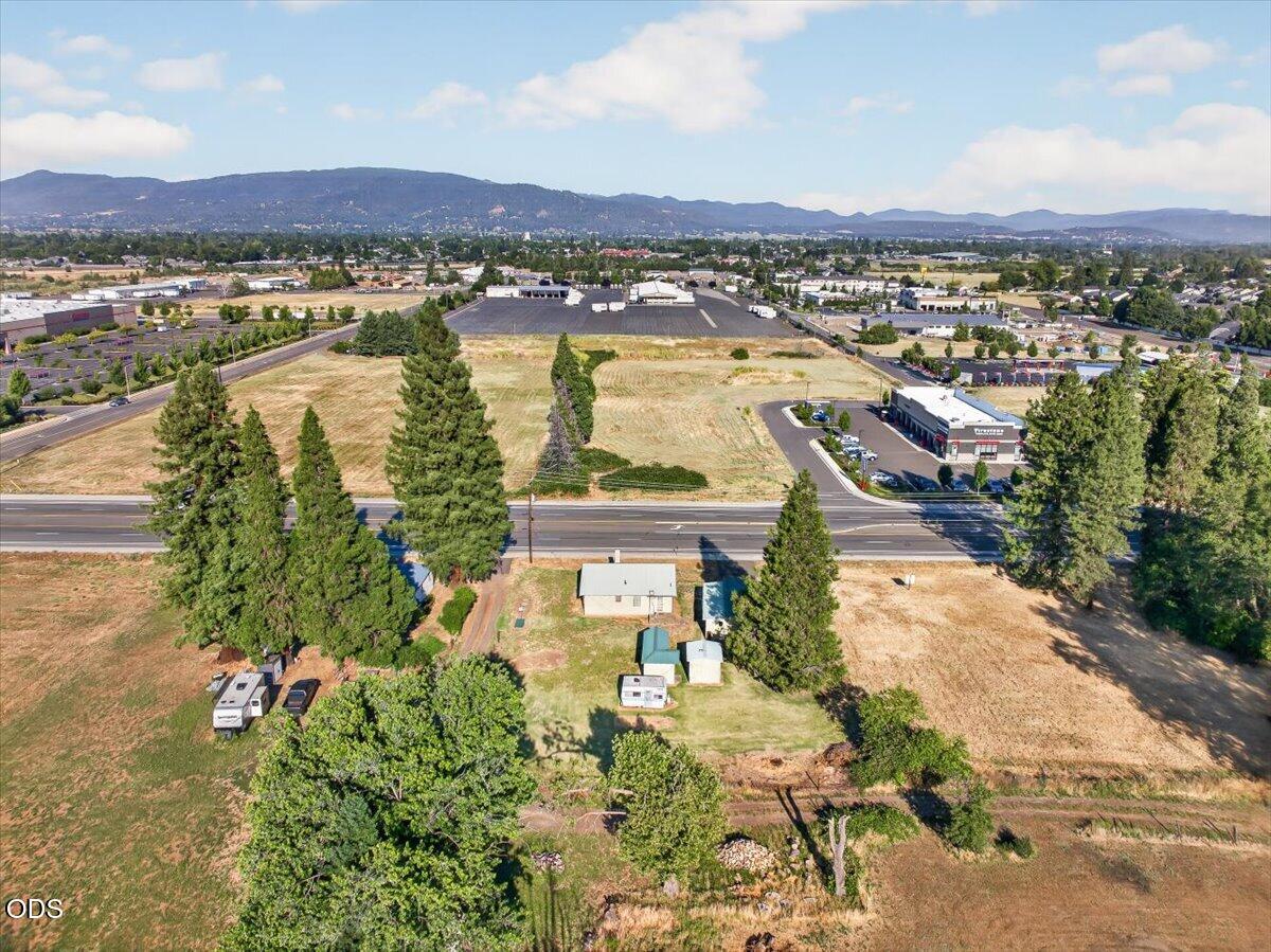 4082 Table Rock Road Central Point, OR 97502 - Photo 11 of 35