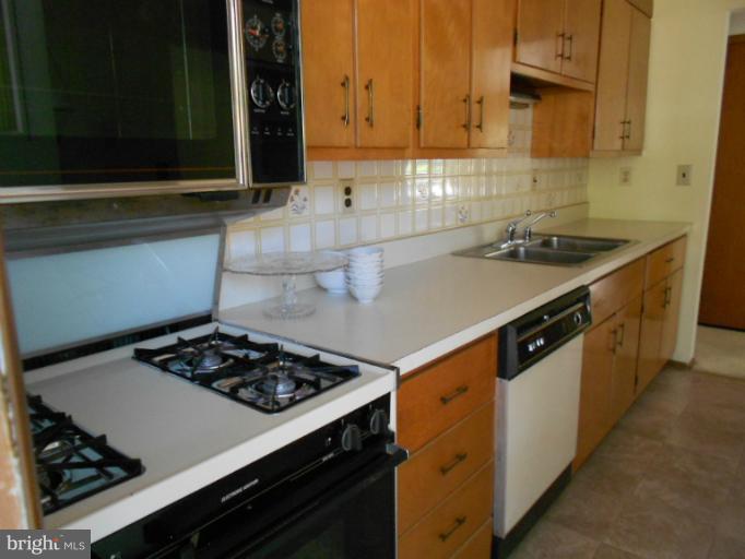 418 Bathurst Road Baltimore, MD 21228 - Photo 21 of 28 Kitchen