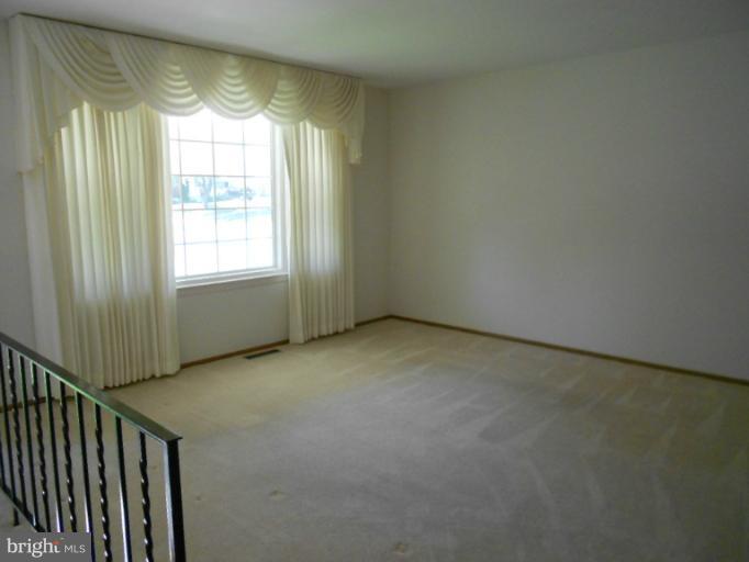 418 Bathurst Road Baltimore, MD 21228 - Photo 6 of 28 Living Room