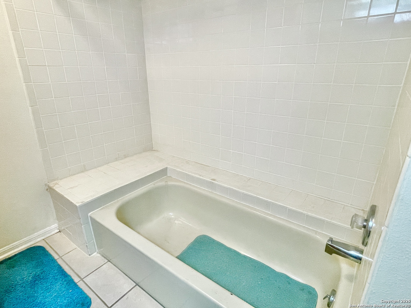 7738 Chambers Road, Unit 403 San Antonio, TX 78229 - Photo 25 of 37 a bathroom with a tub