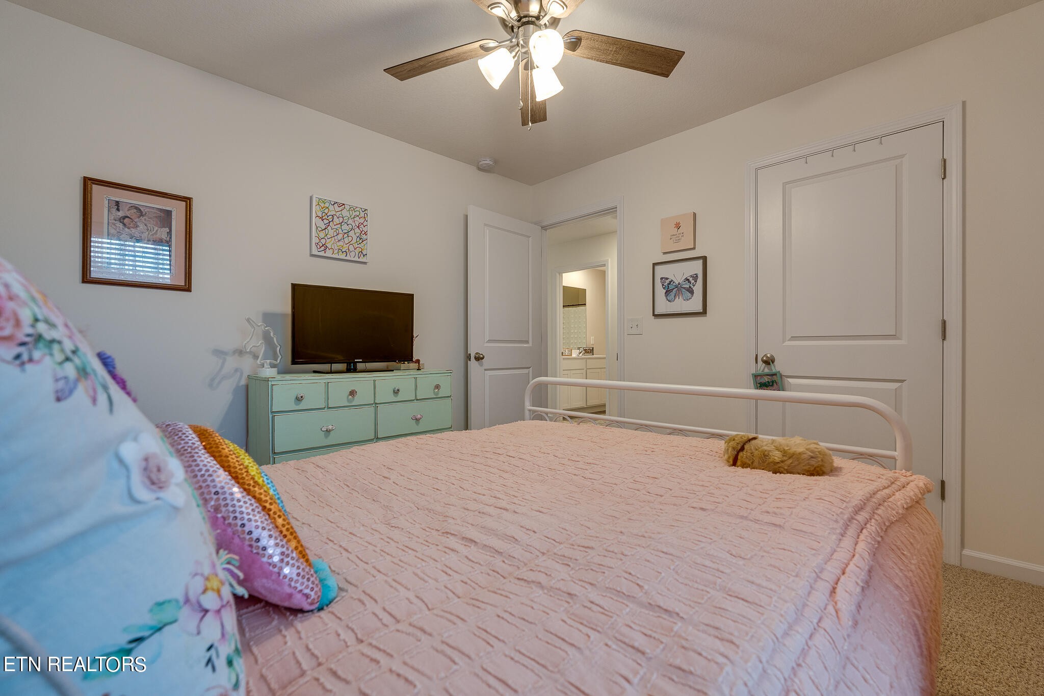 1117 Beacon Road Sevierville, TN 37876 - Photo 42 of 55 a bedroom with a bed and a flat screen tv