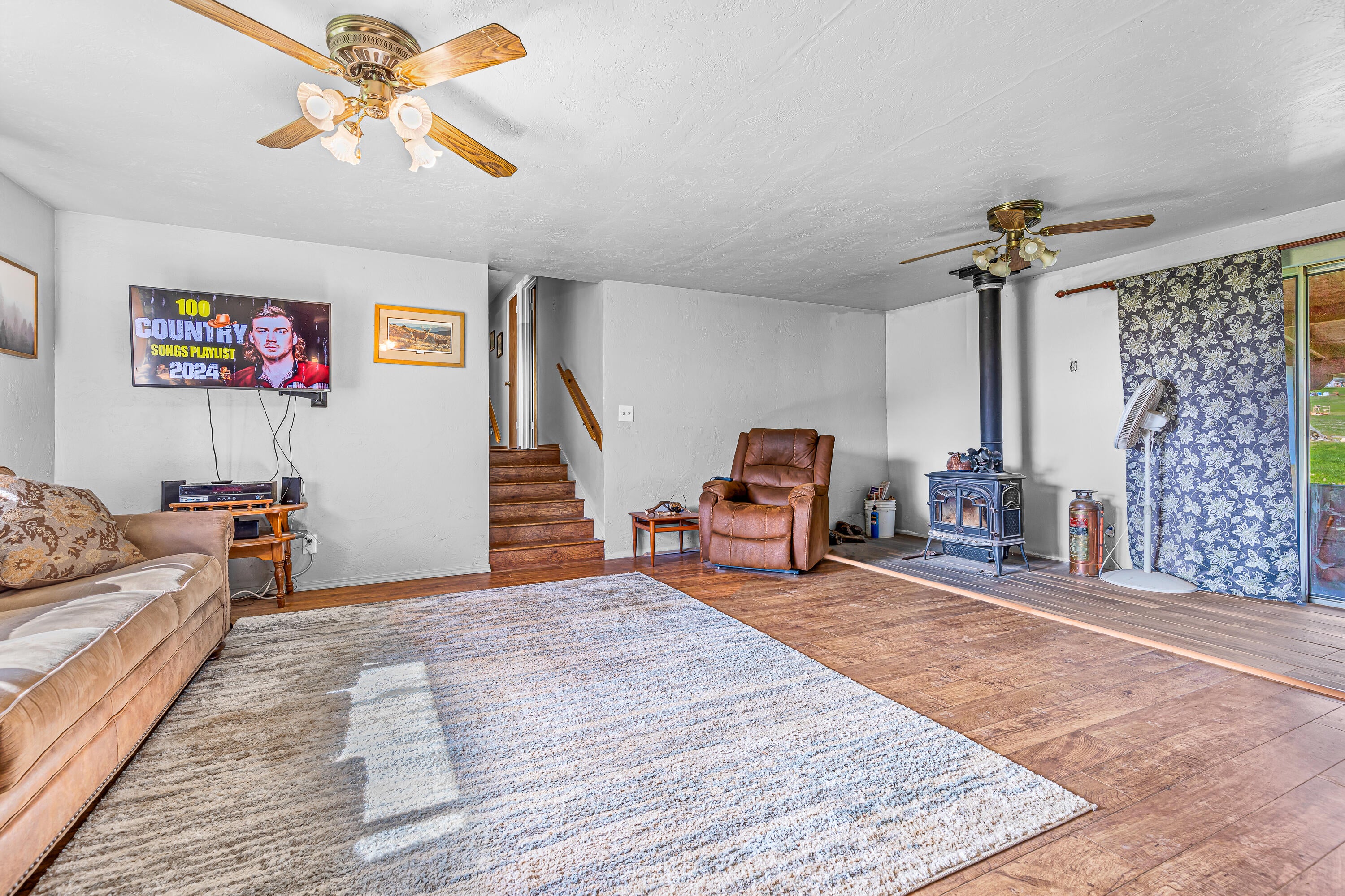 17200 Jones Road White City, OR 97503 - Photo 6 of 51 Living Room.