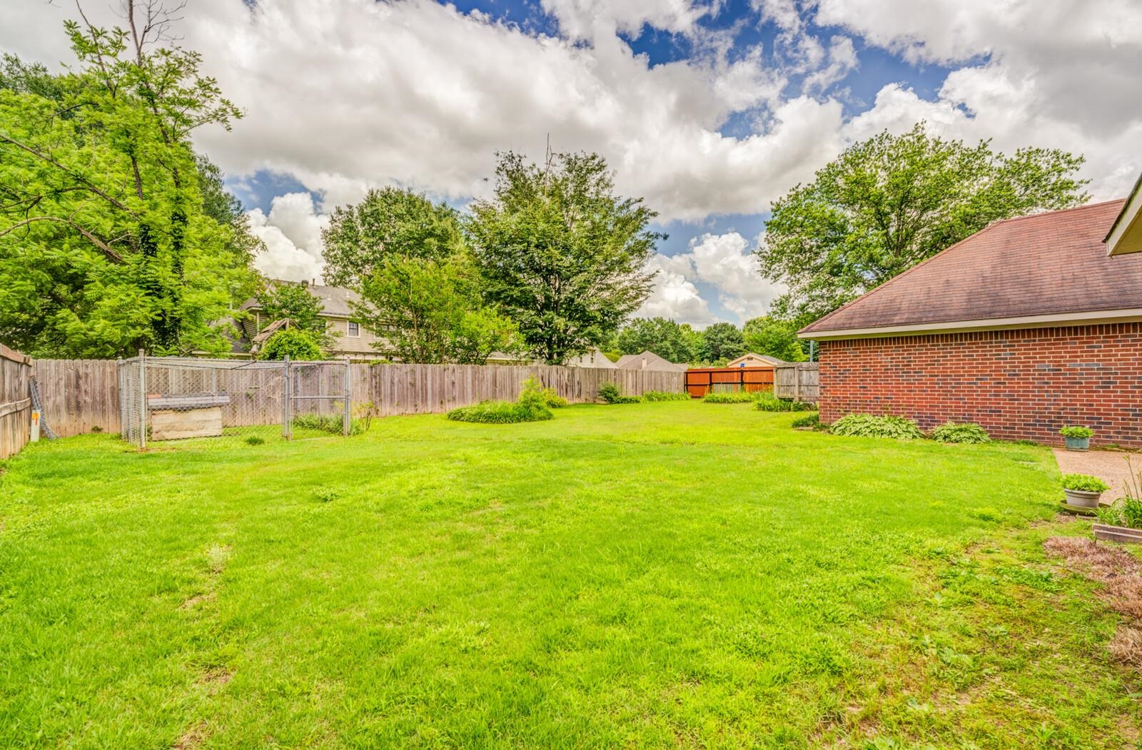 8198 Walnut Creek Road Memphis, TN 38018 - Photo 29 of 32 Chain link dog kennel at left.