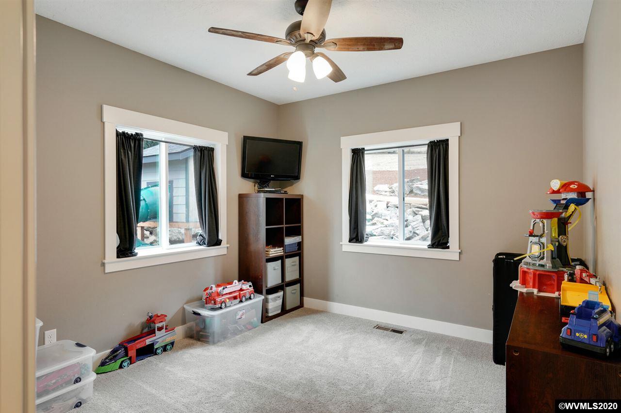 3075 Mistletoe Road Dallas, OR 97338 - Photo 16 of 42